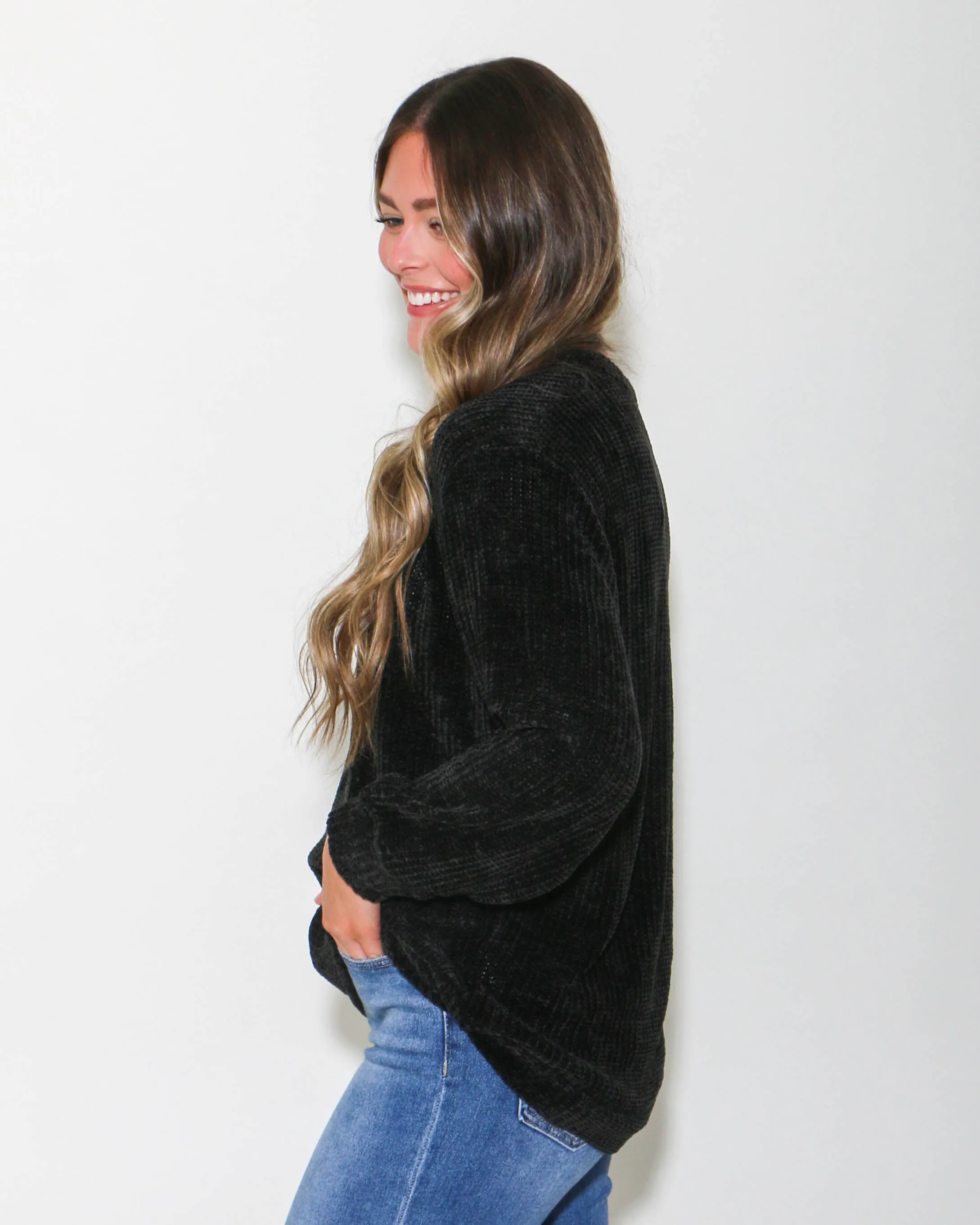 CHENILLE WAFFLE ROUND NECK SWEATER IN BLACK